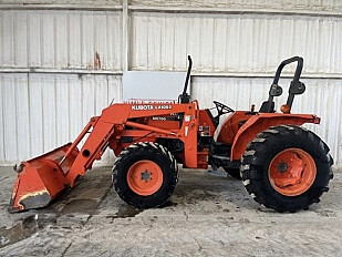 2001 Kubota M5700 Tractor w/ Loader