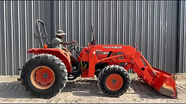 2001 Kubota M5700 Tractor w/ Loader